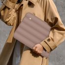 Tech-Protect Puffy univerzális laptop táska / tartó, ütéscsillapító habréteggel, plüss béléssel, 13-14col, mogyoróbarna