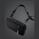 Uniq Arden Sling övtáska lopásgátló cipzárral, mágneses pánttal, cseppállósággal, fekete