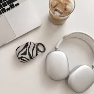   Tech-Protect Lamano Airpods 5 / Airpods 4 tok karabinerrel, Nature Muse, zebra minta